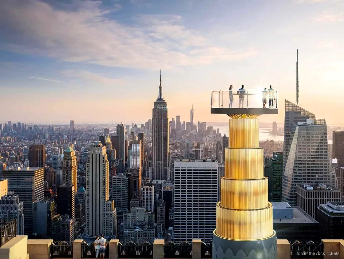 Visitatore che usa la guida app Pintours con il biglietto Top of the Rock