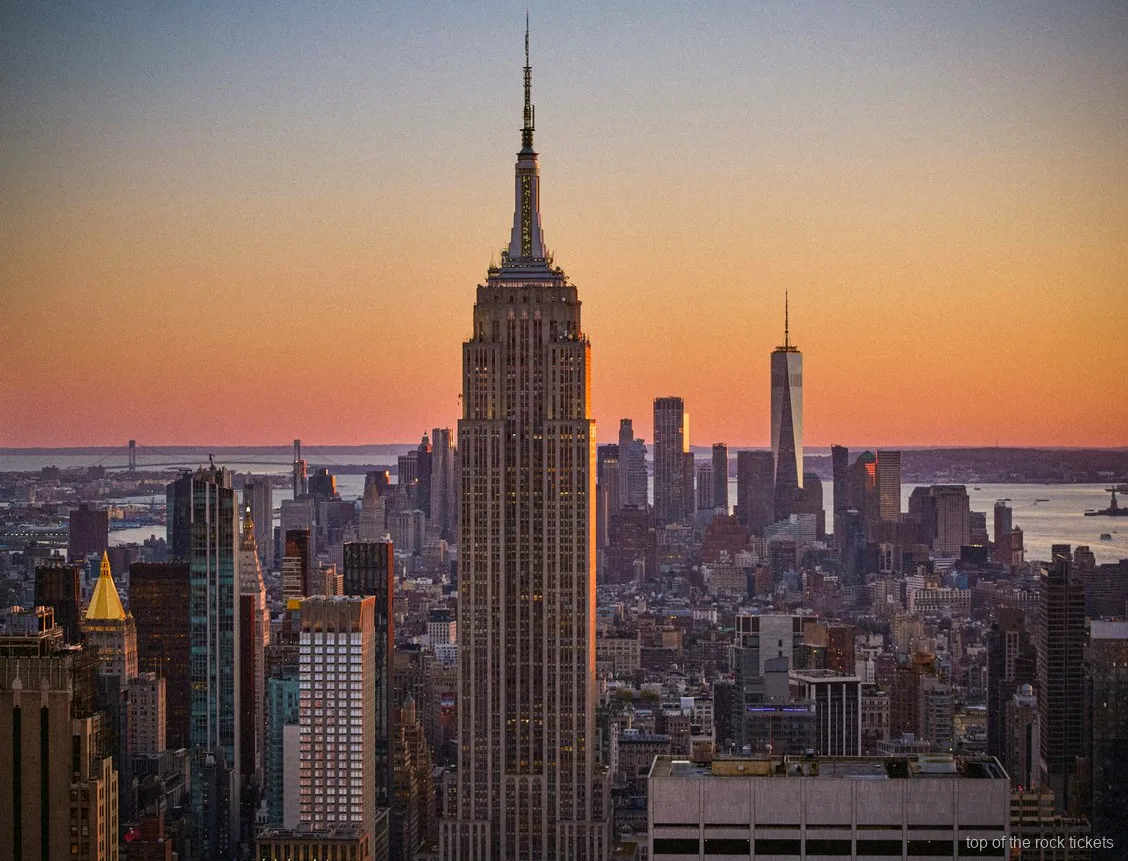 Visiteurs sur la terrasse en plein air avec des billets Top of the Rock