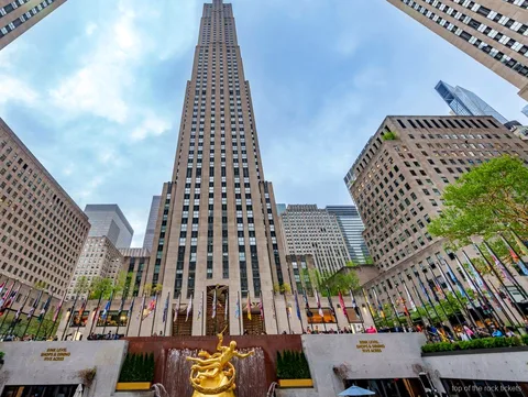 Guide führt den Fifth Avenue Spaziergang zum Top of the Rock