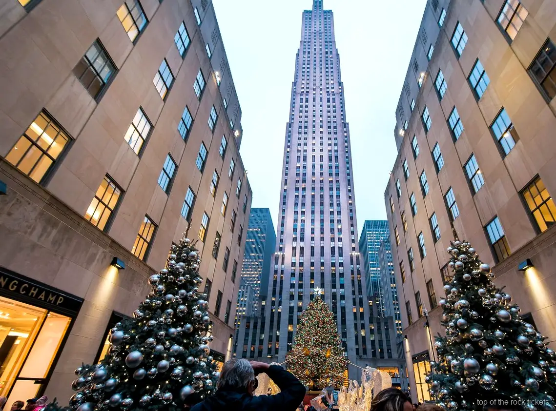 Radio City Music Hall, parada de la visita pel Rockefeller Center
